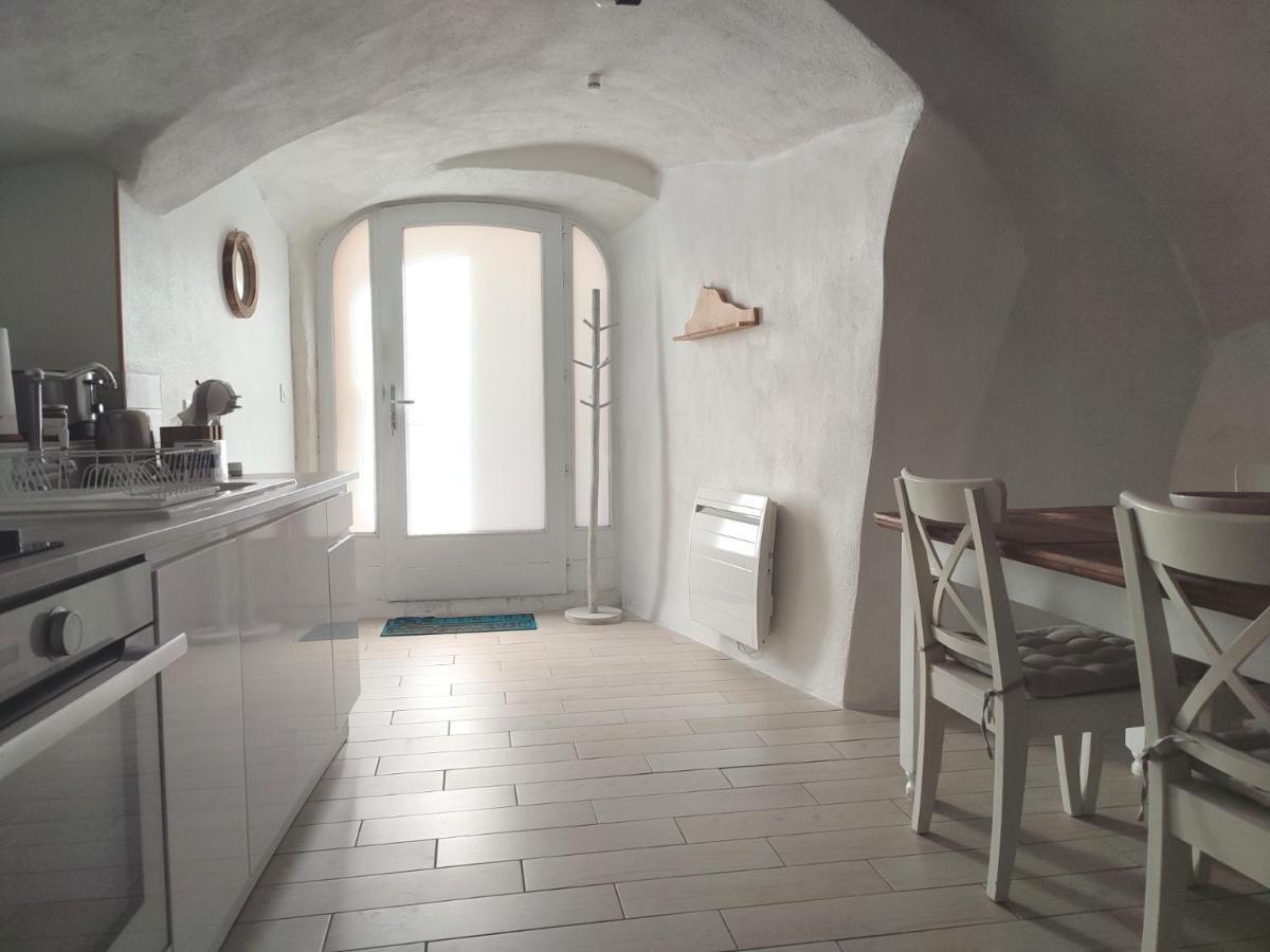 Les Insolites De Champeix Exterior photo